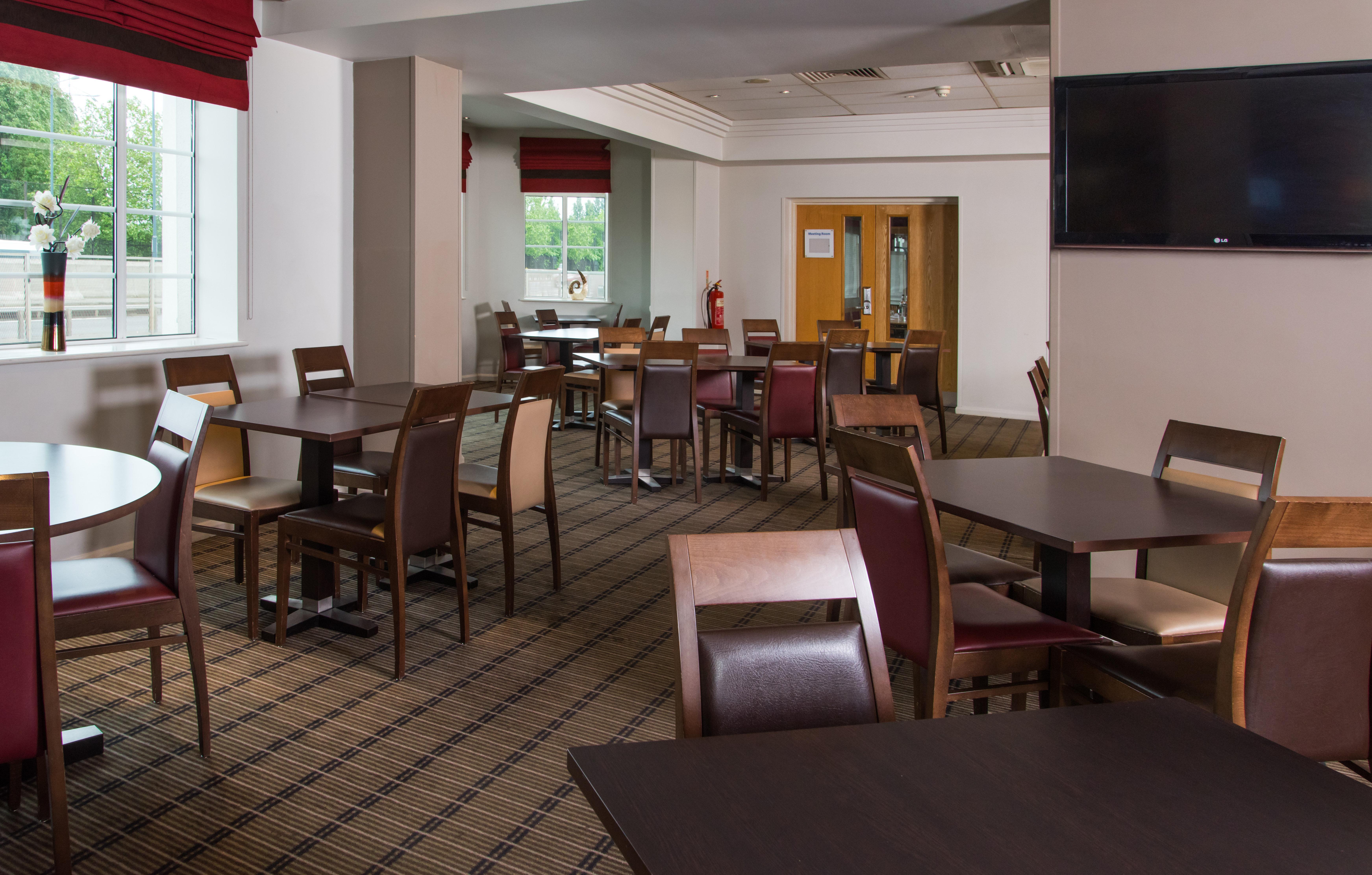 Holiday Inn Express London Chingford By Ihg Waltham Forest Exterior photo
