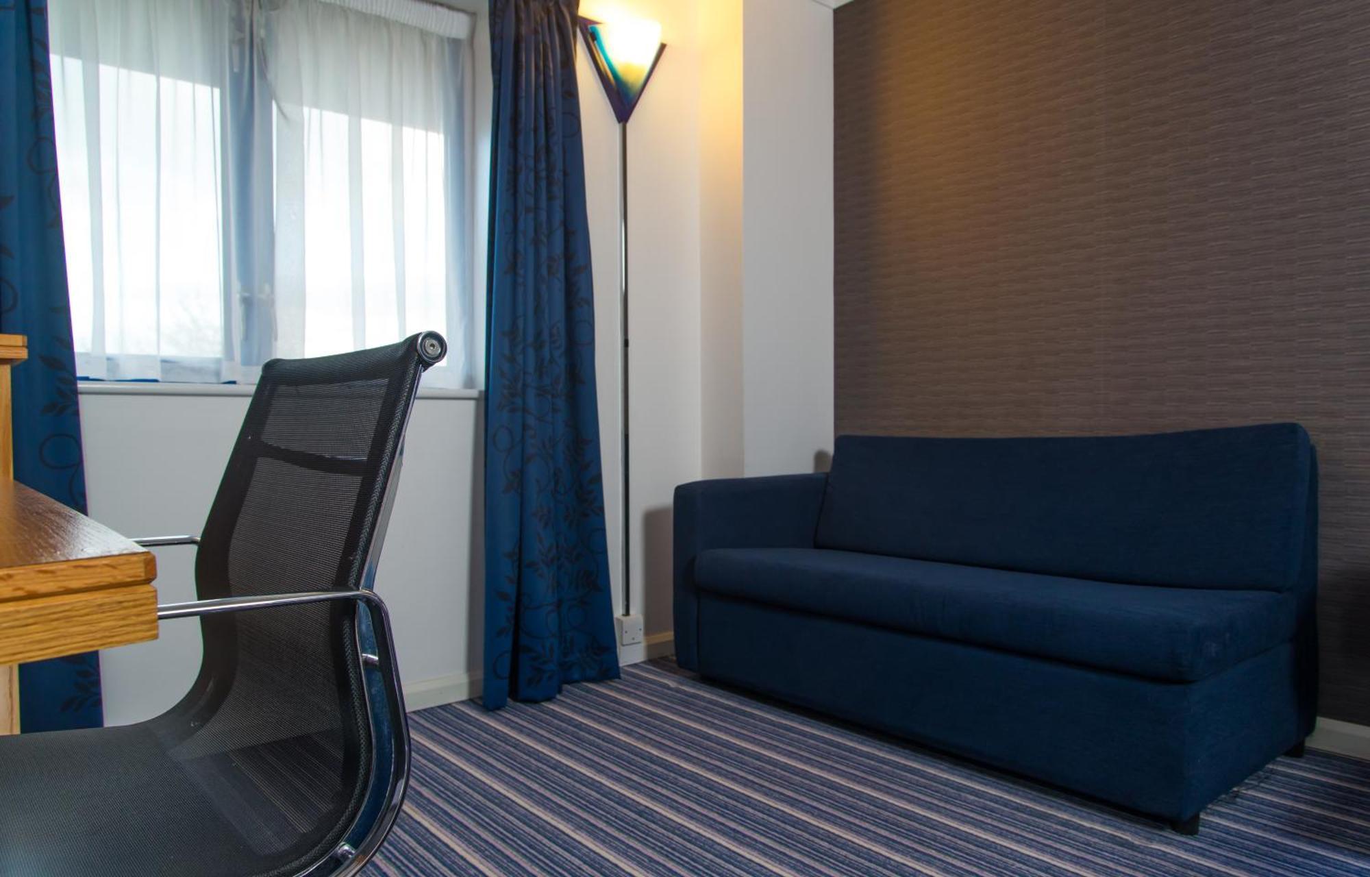 Holiday Inn Express London Chingford By Ihg Waltham Forest Exterior photo